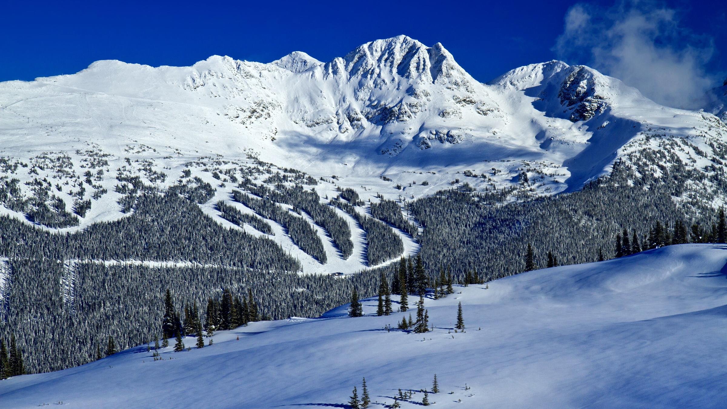 vue du bord de mer et montagnes 