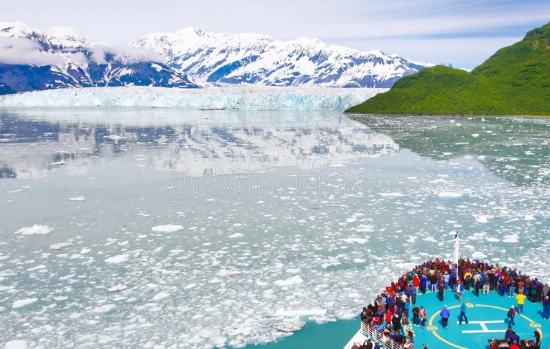 vue pont d'un bateau et montagne glacé au loin