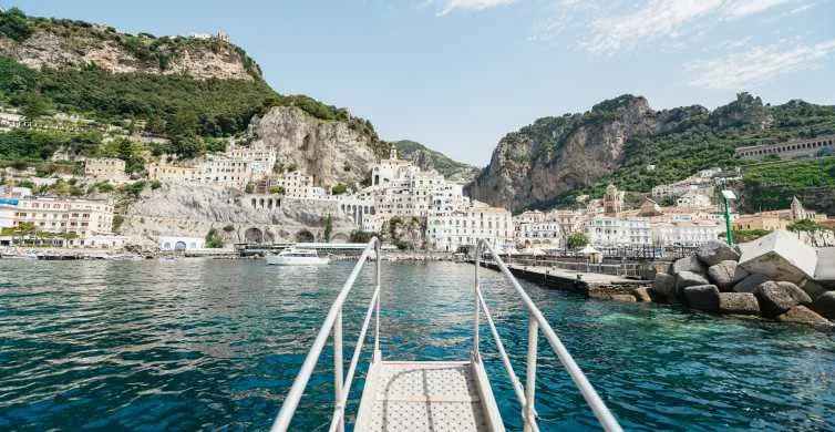 ponton d'un bateau deployés avec vue sur les habitations prés de la mer