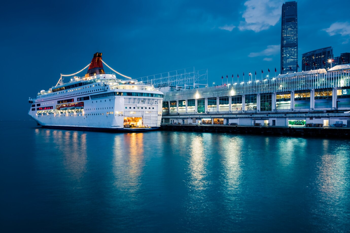 photo d'un bateau de croisière qui est amaré