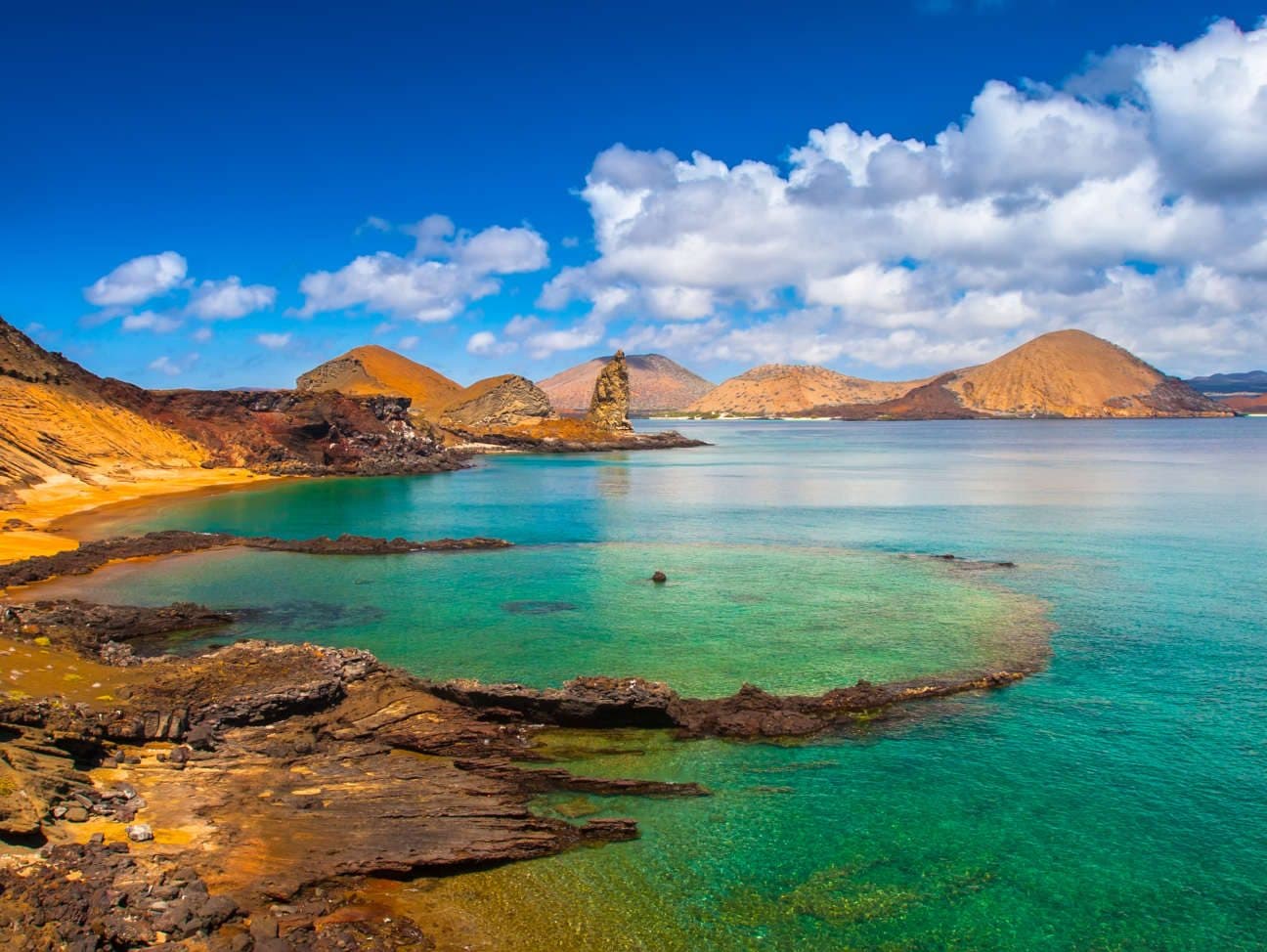 vue sur la mer avec l'eau limpide et les montagnes