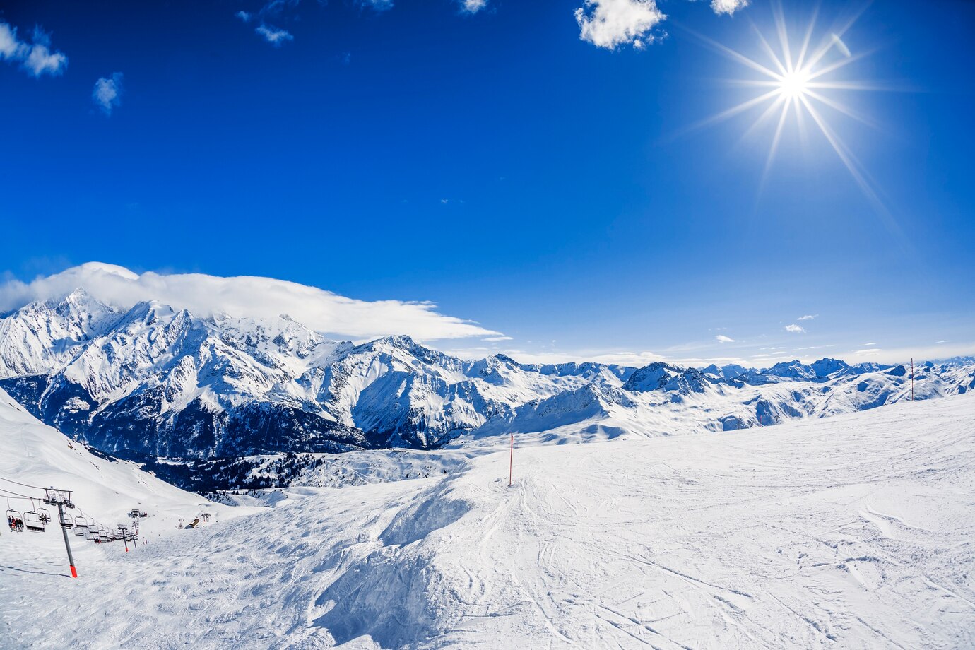 photo montagne enneigé avec un beau soleil