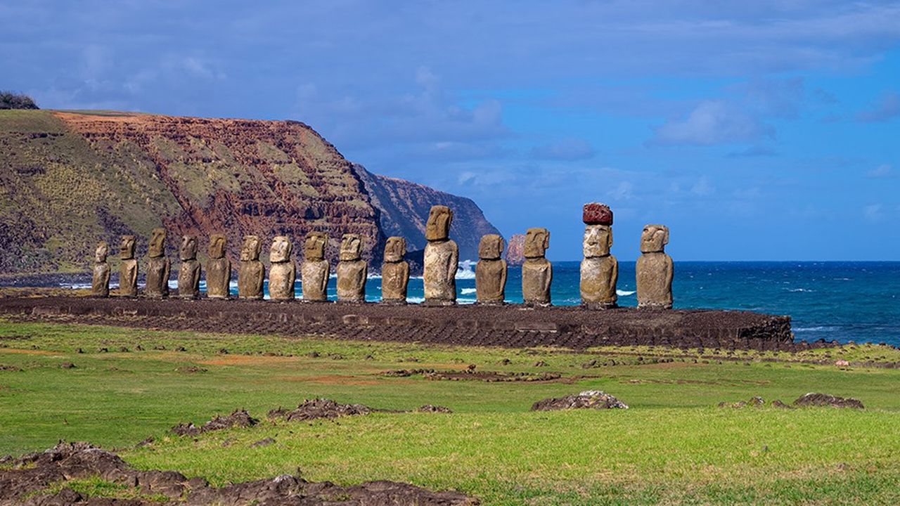 vue sur les statue de l'iles de paques 